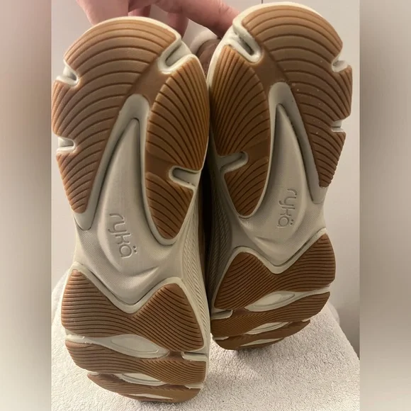 11 Wide Women's Cozy Brown Ankle Boots with White Trim - Picture 7 of 9